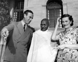 Lord and Lady Louis Mountbatten with Gandhi.jpg